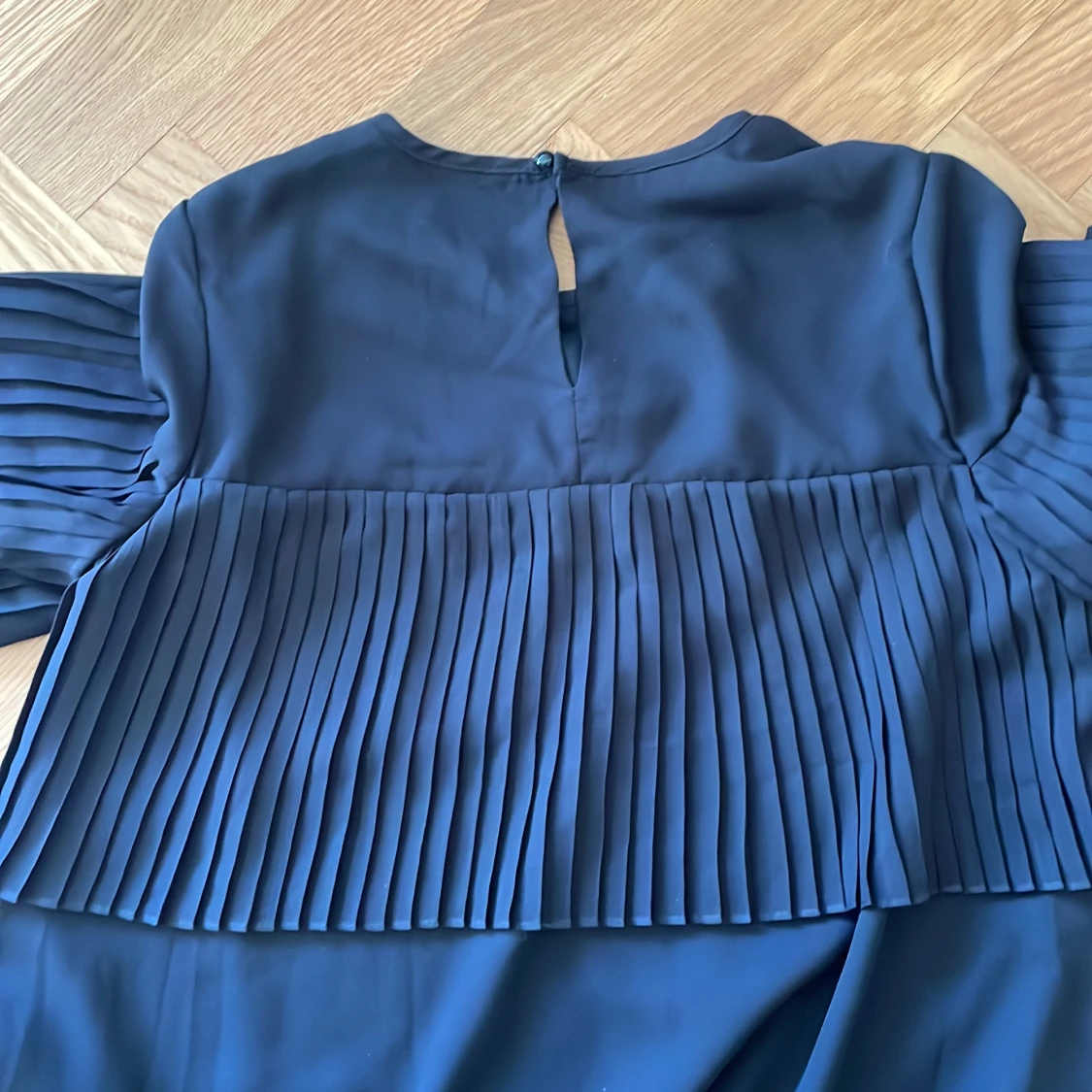 Jättesnygg svart kort festklänning - 90