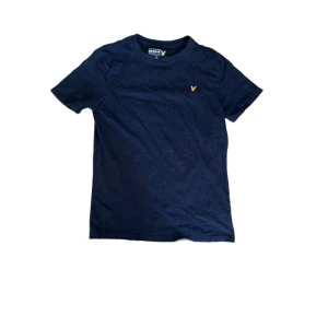 Lyle scott  - Hej! Seljer nu denna lyle scott         t shirten i bra skick!  Skriv för mer information.