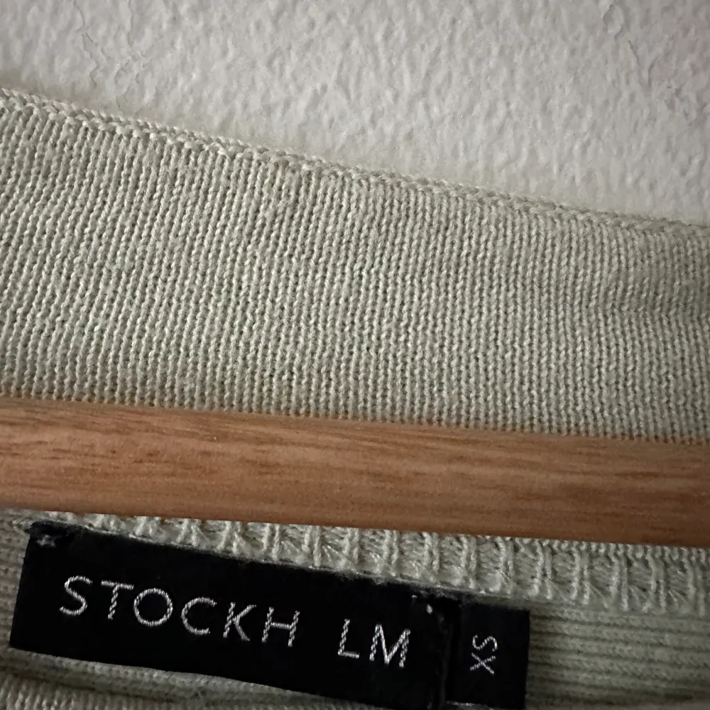 Tröja från STOCKH LM. Använd, men utan anmärkning.  Storlek: Xs Material: Bomull. Tröjor & Koftor.