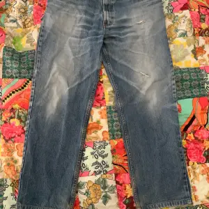Blåa jeans av Lacrozz Jeans. Sparsamt använda, hålet på vänster byxben är del av designen. Midja W40 och längd L32.