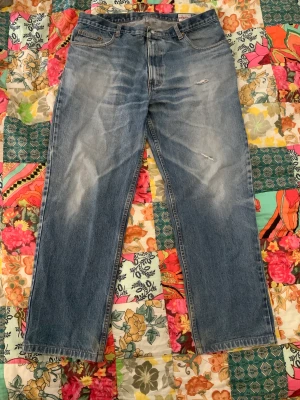 Blåa jeans - Blåa jeans av Lacrozz Jeans. Sparsamt använda, hålet på vänster byxben är del av designen. Midja W40 och längd L32.