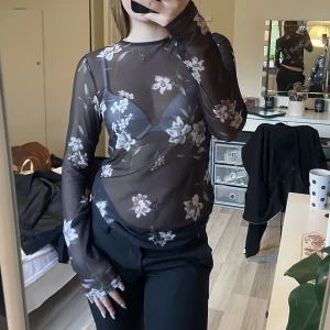 Meshtopp blommig - En blommig fin meshtopp