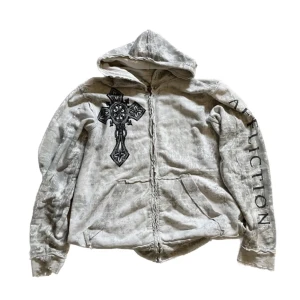 Affliction huvtröja - En asfet huvtröja från affliction. Passar både killar och tjejer. Bilderna är från förra ägaren då den var lite för stor för mig. Storlek M oversize! Resonabelt pris, på grailed kostar den typ 1200