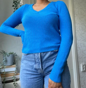 Stickad långärmad tröja - Mysig blå stickad tröja. 