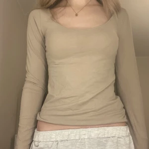 Topp - Säljer min söta u ringade topp💞endast använd en gång och är därför i jättegott skick! PS säljer en exakt likadan i svart också