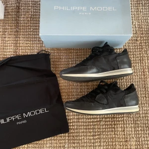 Philippe Model - Philippe Model skor. Storlek 41 men passar 42. Väldigt bra skick 9/10. Box och dustbag ingår. Hör av dig vid frågor! // Olle