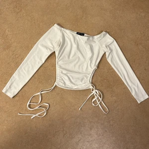 Topp - Vit tröja, aldrig använd storlek xs, 50kr