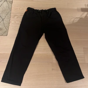 Empyre byxor - Ett par Empyre byxor knappt använda. 10/10 skick. Inbyggt skärp.