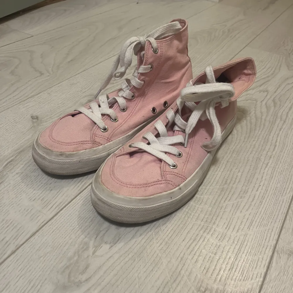 Jätte coola bubbel gum rosa converse liknande skor ❤️. Skor.