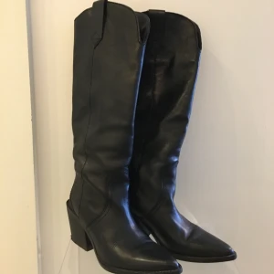 Cowboy boots strl 36  - Cowboyboots i läder strl 36 från Mango 