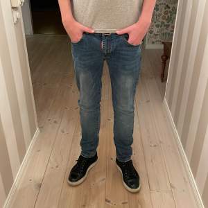 Tjenare! Säljer ett par riktigt snygga Dsquared2 jeans i toppskick: 9/10 jeansen har en slimfit passform vilket passar perfekt till Grisch/Stockholmstilen. Nypris:6000  (Modellen är 185cm lång och väger 65kg)