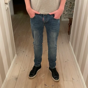 Dsquared2 jeans  - Tjenare! Säljer ett par riktigt snygga Dsquared2 jeans i toppskick: 9/10 jeansen har en slimfit passform vilket passar perfekt till Grisch/Stockholmstilen. Nypris:6000  (Modellen är 185cm lång och väger 65kg)