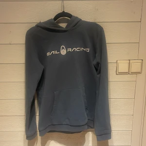 Sail racing hoodie  - Snygg sail racing hoodie men kommer aldrig till användning så fortfarande i gott skick. Storlek 170