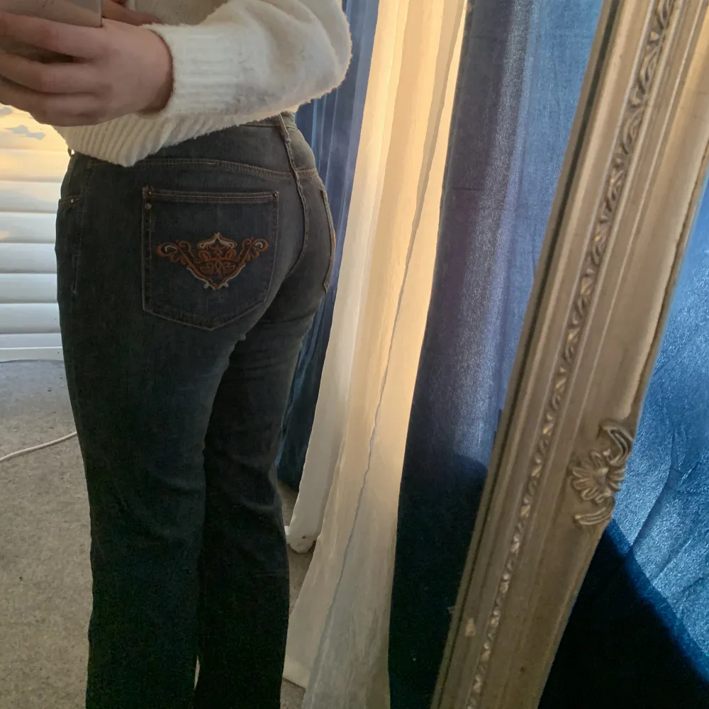 trendiga lågskurna jeans jag köpt second hand🤍 står ingen storlek men skriv så skickar jag mått!. Jeans & Byxor.