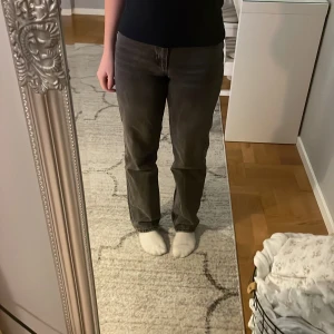 Mörkgråa mid waist jeans!  - Jeans från Gina tricot som har blivit försmå i midjan! Använt några gånger men i riktigt bra skick. Jag är 162cm och dom passar perfekt i längden. 