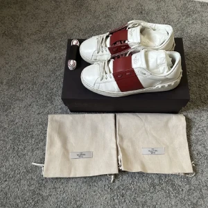 Valentino skor - tja säljer mina Valentino skor i okej skick, säljes ganska billigt då jag inte har kvitto tyvärr. Men de är äkta!