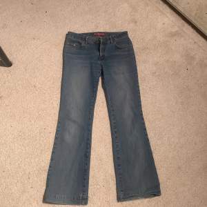  Super fina jeans från ”pink” (helt nya) säljer pågrund av att dom är försmå och har tappat bort kvittot, ordinare pris 300kr (skriv gärna om ni har några frågor) byxorna är lågmidjade 💕💕