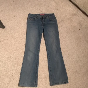 Jeans -  Super fina jeans från ”pink” (helt nya) säljer pågrund av att dom är försmå och har tappat bort kvittot, ordinare pris 300kr (skriv gärna om ni har några frågor) byxorna är lågmidjade 💕💕
