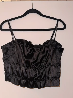 Topp från shien  - Svart kort topp från shien i storlek L, köpt för ett tag sen men inte använd🖤