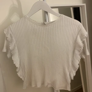 Topp - Säljer denna topp från Zara, precis som ny🤍