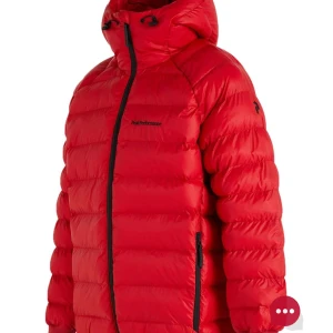 Peak Performance - röd peak jacka från intersport, köpt för 3200 och använd några gånger men som nyskick.