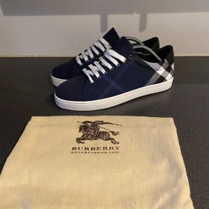 Burberry skor - Säljer dessa burberry skor då dom var för små för mig, dustbag kommer med! Nyskick, passar 42/43