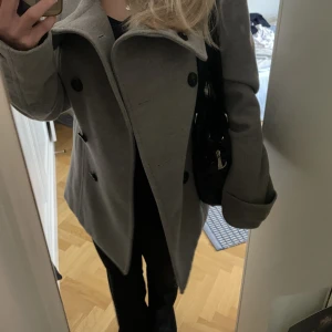 Jacka - Jättefin höst/vinterjacka som är min mamma köpte för några år sedan men aldrig använt. Jag säljer den då den är lite stor för mig.