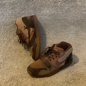 Travis Scott/Nike Air Trainer 1 Cactus Jack  - Helt oanvända Nike Air Trainer 1 Cactus Jack, feta skor från Travis Scott med Nike.  Storlek 43. Allt og medföljer, kvitto, låta, mm.  Hör av dig vid frågor! 