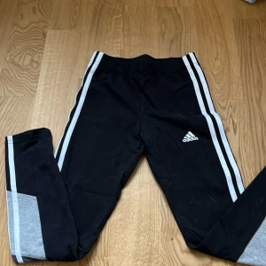 Adidas leggings - Ett par addidas leggings, aldrig använda av min lillasyster. Kommer såklart rålla allt katthår så gott som det går innan de skickas.
