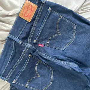 Snygga mörkblå jeans från Levis i storlek W26 L32