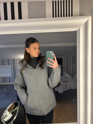 Grå jacka från Zara - Helt oanvänd jacka/kofta ifrån zara, prislappen är fortfarande på. Superfin jacka nu till hösten🍂 nypris 559