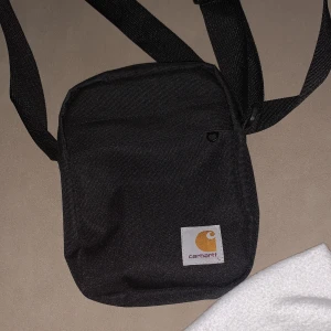 Axelväska  - Knappt använd Inköpt på kennedies för någon månad sedan