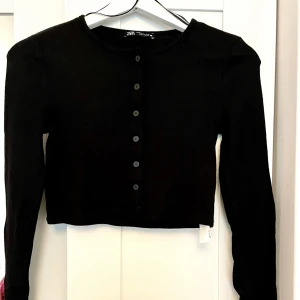 Topp ZARA - En svart topp från ZARA i storlek xs, ganska tunn. Har aldrig använt den