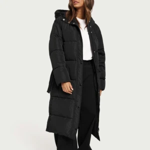 Vinterjacka  - Säljer min långa varma vinterjacka från Nelly som är köpt förre vintern, därav väldigt bra skick! Nypriset är 999kr