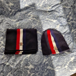 Moncler Set *MÖSSA & HALSDUK!* - Helt nytt Moncler sätt för vintern av materialet ull. Mycket varmt mjukt och skönt!