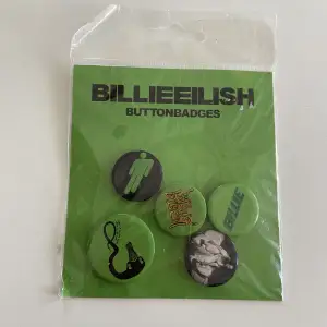 Billie Eilish pins som är coola att sätta på sin väska eller jacka! 