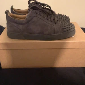 Christian Louboutin Grey - Tja, säljer nu mina loubs som är inköpta förra året från mytheresa. Nypris ligger på 9200kr. Använda några gånger men skicket på skorna är hyfsat bra. Äkthetsbevis finns självklart. Priset kan diskuteras vid snabb affär:)  Mvh Erik