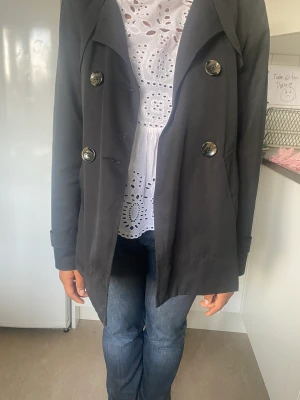 Tunn svart kappa! - Säljer min fina svarta vårkappa då den inte kommer till så mycket användning☺️