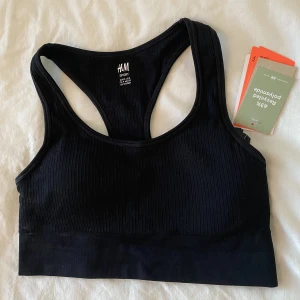 Sport-bh h&m svart  - Svart sport-bh från h&m. Nu med prislapp. Endast testad.