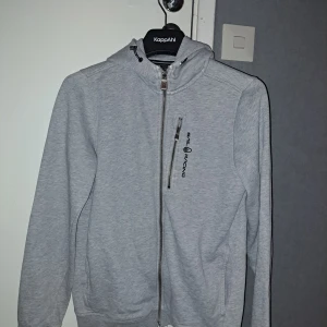 sailracing zip hoodie  - sailracing zip hoodie knappt andvänd bra skick pris kan diskuteras vid affär 