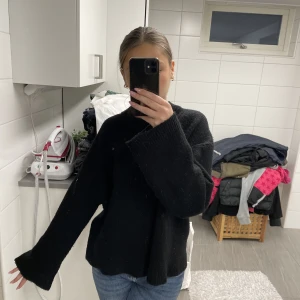 Oversized stickad tröja - Säljer nu denna fina eftertraktade svarta stickade tröja från Gina som är slutsåld i denna storlek, har två så säljer den ena, den har en oversized look och är vid i armarna💓