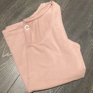 Linne  - Baslinne, helt vanlig skärning. Ljusrosa/puderrosa. Som nytt.  Jag på bilden är strl S-M.