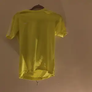 En DRI-FIT t-shirt i Nike, perfekt till träningen. Polyester.
