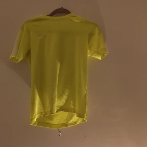 Nike tränings t-shirt! - En DRI-FIT t-shirt i Nike, perfekt till träningen. Polyester.