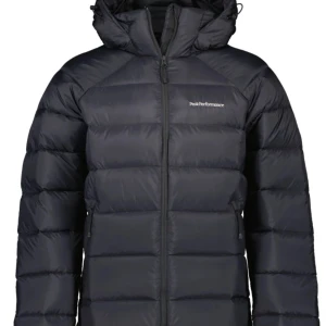 Peak jacka - En peak performance herrjacka , kommer inte till användning. Ett bra tag användt därför säljer jag för billigare pris. Bra skick. Inga effekter eller skador. Ny pris 2,700 Vill sälja den så snabbt som möjligt! Just för denna varan står jag för frakten.