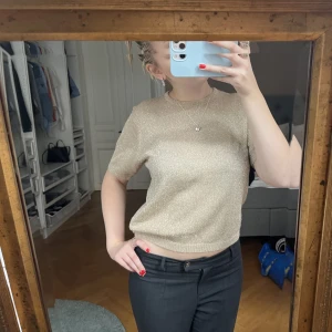 Guldig topp - Supersnygg guldig topp till salu✨ passar bra i både S och i M.