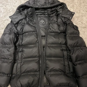 Moose knuckles  - Sälj då jag inte använder den så ofta. Den e självklart äkta. Kan även bytas mot en moncler cardigan 