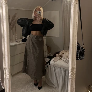 Zara kjol - Kjol från Zara köpt secondhand i storlek 34!❤️‍🔥