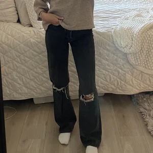 Jeans - Svarta jeans med hål