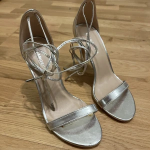 Klackar från Glamorous - Oanvända silvriga klackar från Glamorous i storlek 37.